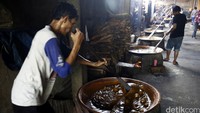 Pembuat dodol khas betawi mulai kebanjiran order sejak memasuki bulan suci ramadan, Kamis (23/6/2016).