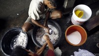 Dodol Betawi menjadi salah satu makanan yang disajikan saat Hari Lebaran datang.