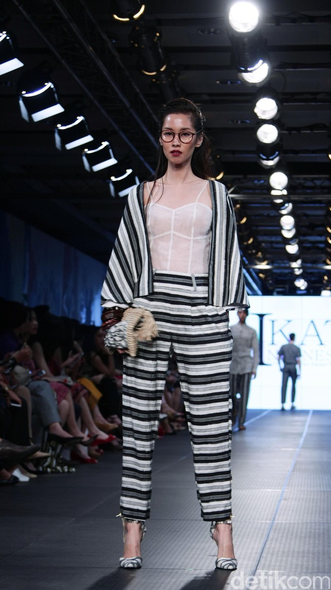 IKAT Indonesia by Didiet Maulana Plaza Indonesia Fashion Week 2016 at Plaza Indonesia. Thamrin. Jakarta. [Foto: Mohamamd Abduh/Wolipop]