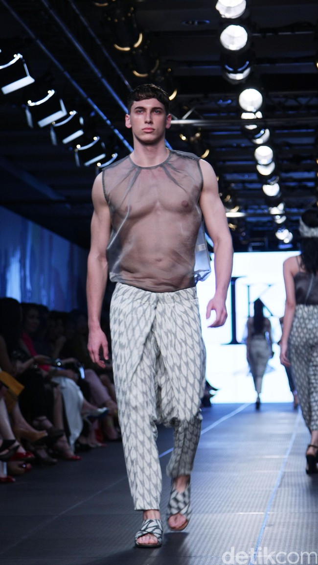 IKAT Indonesia by Didiet Maulana Plaza Indonesia Fashion Week 2016 at Plaza Indonesia. Thamrin. Jakarta. [Foto: Mohamamd Abduh/Wolipop]