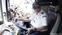 Jonan mengecek persiapan terminal bus sebagai salah satu moda angkutan darat. Jonan langsung menaiki Bus antar provinsi tujuan Sumedang-Jakarta.