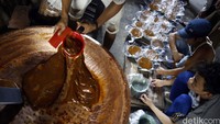 Makanan musiman khas Betawi banyak dicari orang saat bulan lebaran seperti ini.