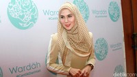 Aktris yang berusia 40 tahun itu tampak percaya diri dengan penampilannya tersebut. Pool/Gus Mun/detikFoto.