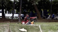 Sayangnya, seperti tak kenal lokasi dan tempat mereka cuek saja, bahkan ada yang bercumbu.