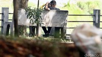 Seperti dalam foto, Jumat (24/6/2016) beberapa pasangan tampak asyik memadu kasih. Sepertinya memang tak pantas dilakukan di tempat umum, walau mereka sudah pasangan suami istri.