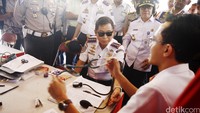 Jonan juga mengecek tensi di posko pemeriksaan kesehatan yang berada di terminal Kampung Rambutan. Dokter yang memeriksa memberitahu kalau tensi Jonan agak tinggi.