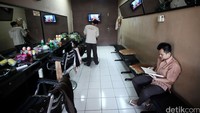 Seorang pengunjung melantunkan ayat suci Alquran.
