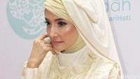 Ornamen mutiara berwarna serupa menghiasi busana rancangan Ina La Perle itu. Pool/Noel/detikFoto.