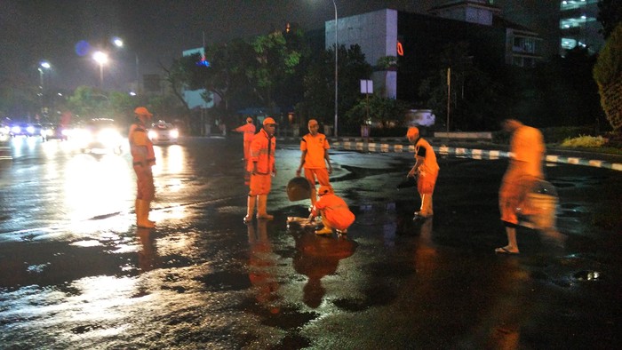 Ada Pasukan Oranye, Genangan di Kawasan Medan Merdeka Cepat Surut