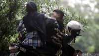 Tak diketahui siapa mereka dan mengapa nekat melakukan kegiatan mesum di bulan puasa di BKT. Kawasan ini memang biasa dijadikan pasangan muda-mudi memadu kasih.
