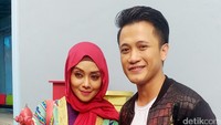 Keduanya terlihat canggung sekali ketika berbincang dengan awak media.
