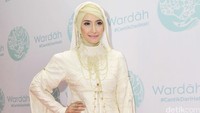Ia tampil dengan hijab dan busana berwarna krem keemasan. Pool/Noel/detikFoto.