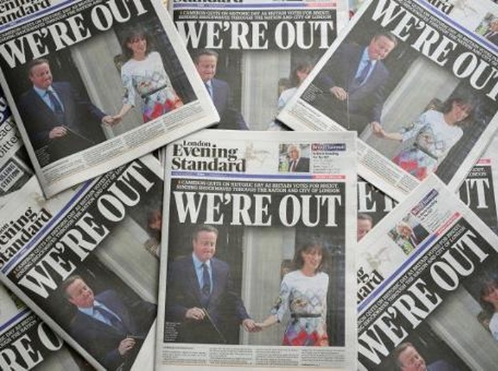 An arrangement of newspapers pictured in London on June 24, 2016, as an illustration, shows the front page of the London Evening Standard newpaper reporting the resignation of British Prime Minister David Cameron following the result of the UKs vote to leave the EU in the June 23 referendum. Cameron is pictured holding hands with his wife Samantha as they come out from 10 Downing Street.
Britain voted to break away from the European Union on June 24, toppling Prime Minister David Cameron and dealing a thunderous blow to the 60-year-old bloc that sent world markets plunging. / AFP PHOTO / Daniel SORABJI