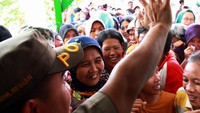 Warga mengantre paket sembako murah.