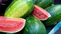 Buah tinggi air ini sangat bagus untuk menghidrasi tubuh terutama saat cuaca panas. Konsumsi 1-2 potong semangka saja karena sepotong semangka mengandung 17 gram gula. Foto: Metro/Thinkstock