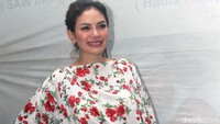 Nikita tampak memakai busana yang tertutup.