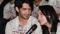 Reza Rahadian membantu lawan mainnya, Chelsea Islan untuk menjawab pertanyaan seputar film. Chelsea berperan sebagai wanita bule yang menyukai Rudy.