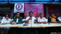 Ketua Dewan Pembina Pokso Perjuangan Rakyat (Pospera) Adian Napitupulu (tengah) menggelar jumpa pers di Bumi Pospera, Jl Basuki Rahmat No 2 Cipinang Muara, Jakarta Timur, Sabtu (25/6/2016).