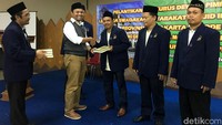 Muhamad Idrus menyerahkan Alquran kepada pengurus Lembaga Swadaya Masyarakat Masjid Indonesia (LSM MI).