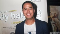 Komika Panji Pragiwaksono juga turut berperan sebagai teman Habibie muda.