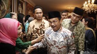 Setelah nonton film, acara dilanjutkan dengan buka puasa persama di kediaman Habibie.