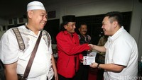Charles Honoris menyalami peserta buka puasa bersama.