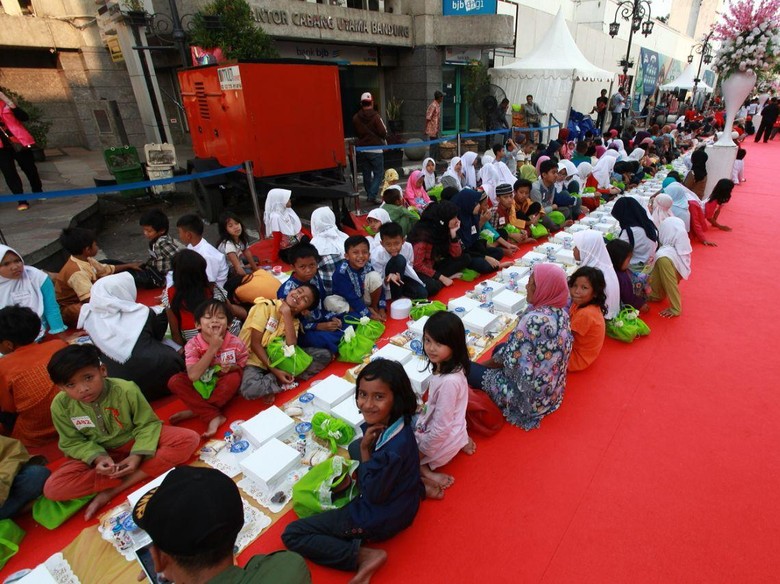 Sabtu Ini, 10 Ribu Orang akan Hadiri Bukber di Jalan Asia Afrika Bandung Sabtu Ini, 10 Ribu Orang akan Hadiri Bukber di Jalan Asia Afrika Bandung