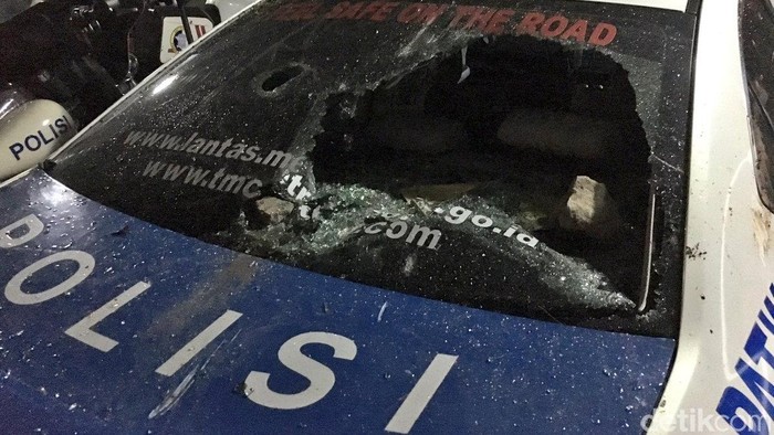 Ini Penampakan Mobil Polisi yang Rusak Akibat Diamuk Suporter di GBK
