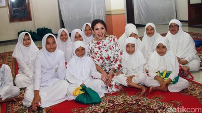 Nikita Mirzani Buka Puasa Bareng Anak Yatim