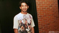 Reza Rahadian sang bintang utama. Sudah dua kali Reza memerankan tokoh Habibie.
