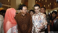 Gubernur DKI Jakarta Basuki Tjahya Purnama menjadi salah satu undangan pemitaran film. Kata Ahok, dia tersentuh sosok Habibie yang tegar di masa muda.