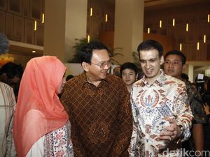 Ahok Menangis Terharu Saat Tonton Film Rudy Habibie