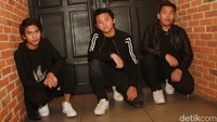 CJR tampil dengan busana yang kompak bertema hitam-putih.