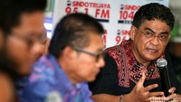Ketua DPP PDIP Andreas Hugo Pareira mengaku heran dengan Golkar yang bisa mendukung Ahok tanpa izin Teman Ahok dahulu. Teman Ahok sejak setahun lalu sudah bergerilya kumpulkan dukungan agar Ahok maju secara independen.