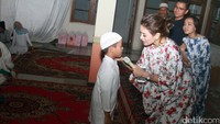 Nikita berbagi keceriaan dengan beberapa anak Yatim.