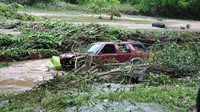 Mobil terseret banjir. West Virginia Department of Transportation/Handout via Reuters.