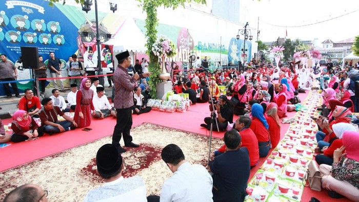 Serunya Buka Puasa 1.500 Warga Bersama Ridwan Kamil di Jalan Braga