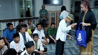 Anak yatim mendapat santunan.