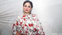 Nikita Mirzani cantik dengan busana bermotif floral.
