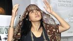Marcella Zalianty Berkerudung Batik