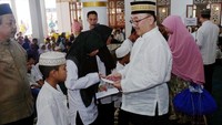 Direktur Operasional PT Angkasa Pura II Djoko Murjatmodjo menyerahkan santunan kepada anak yatim. Ist/AP II.