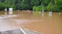 Jalanan terendam banjir. West Virginia Department of Transportation/Handout via Reuters.