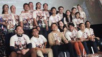 Para pemain mengapit sutradara Hanung Bramantyo dan produser Manoj Punjabi.