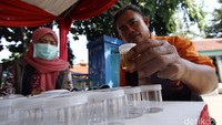 Tes urine ini untuk mengecek apakan para sopir ini layak menjadi pengantar para pemudik.