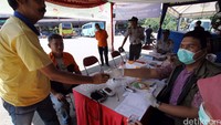 Seorang sopir dicek urinenya.