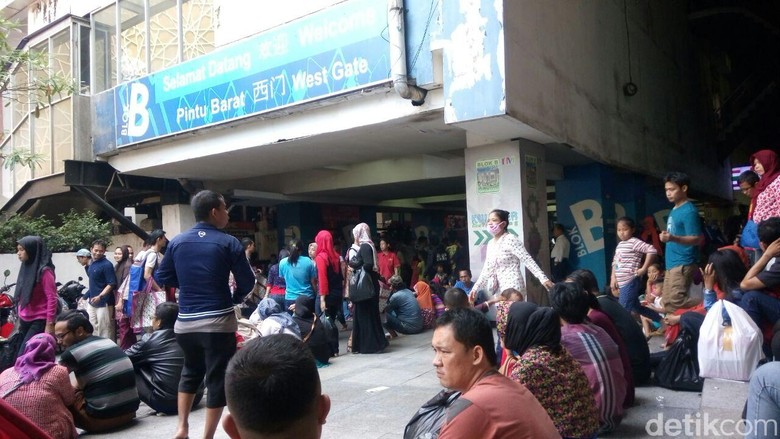 lowongan abang toko tanah Depan Beristirahat Berdesakan, Pasar Pengunjung di Lelah