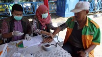 Selain tes urine, para pengemudi juga dicek kesehatan fisiknya, seperti tekanan darahnya.