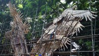 Para pekerja tengah menyelesaikan pembuatan patung atung Gerbang Garuda. Pool/dok. AP II.