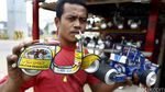 Menyulap Kaleng Bekas Jadi Miniatur Vespa
