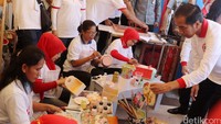 Jokowi sempat mengunjungi booth mantan pecandu narkoba yang diberdayakan mengembangkan usaha kerajinan tangan.